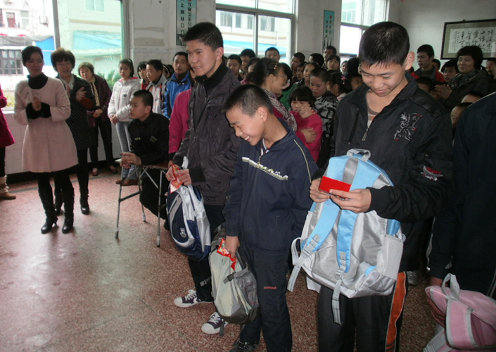 丰华党员帮扶助残助困